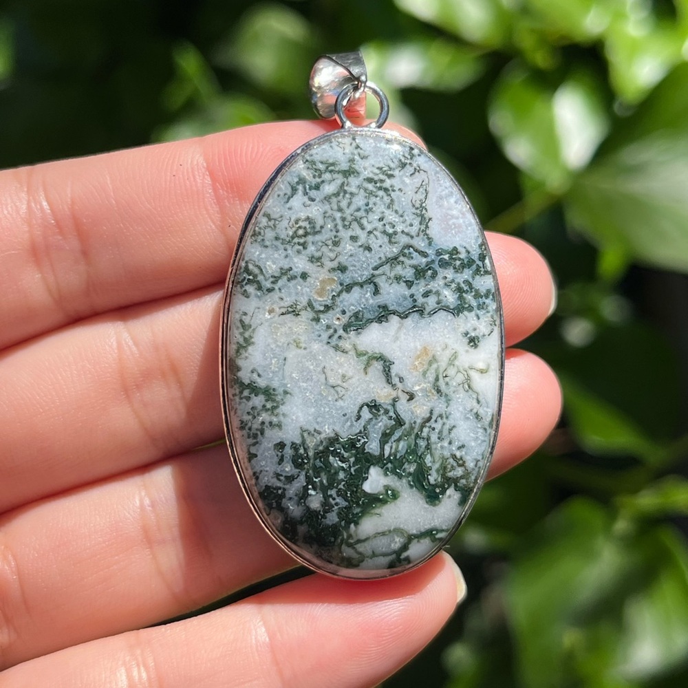 Silverโ plated oval moss agate pendant